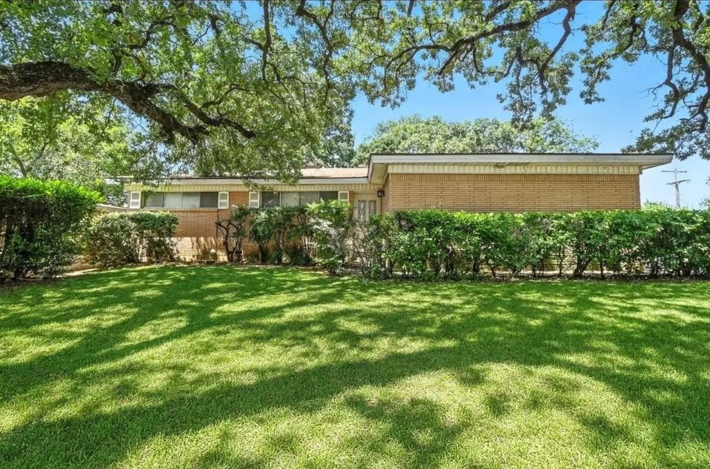 1502 Westcrest Drive, Arlington
