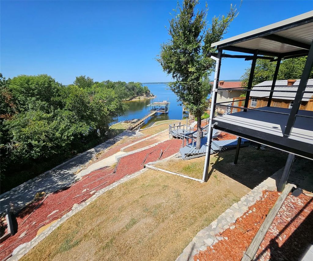 411 N Lake Shore Circle, Lake Bridgeport