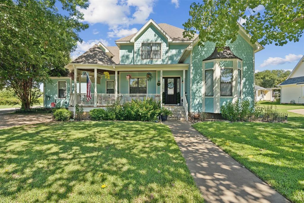 228 W Moore Street, Granbury