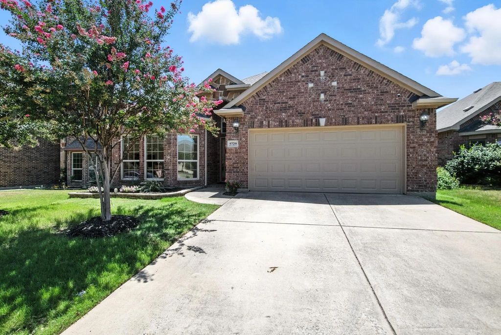 5729 Diamond Valley Drive, Fort Worth