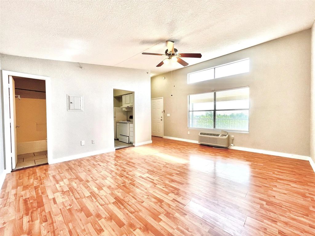 701 W Sycamore Street 306, Denton