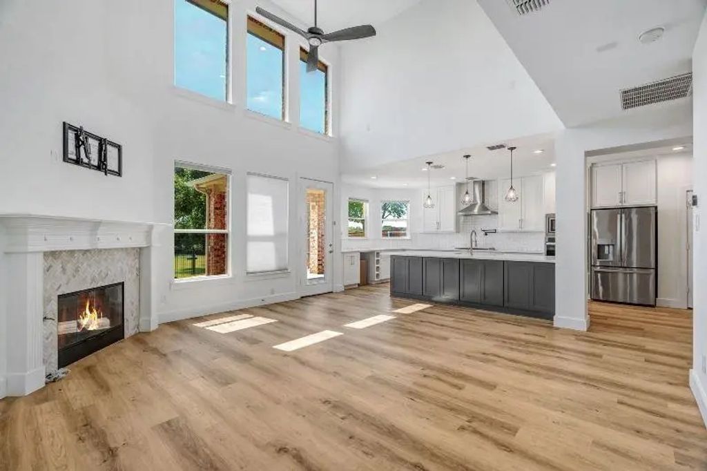 3812 Lakeway Drive, Grapevine
