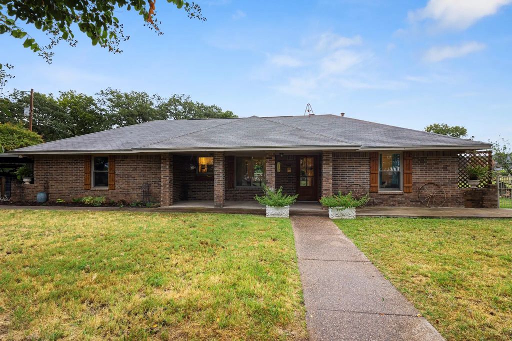 2201 J E Woody Road, Springtown