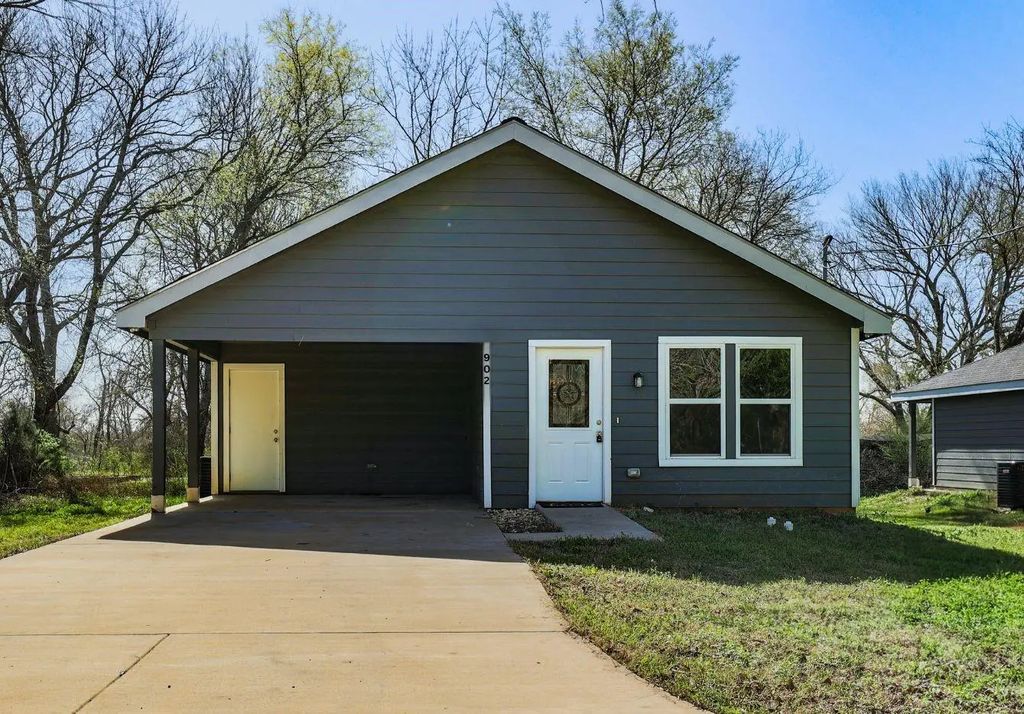 902 Cedar Street, Commerce