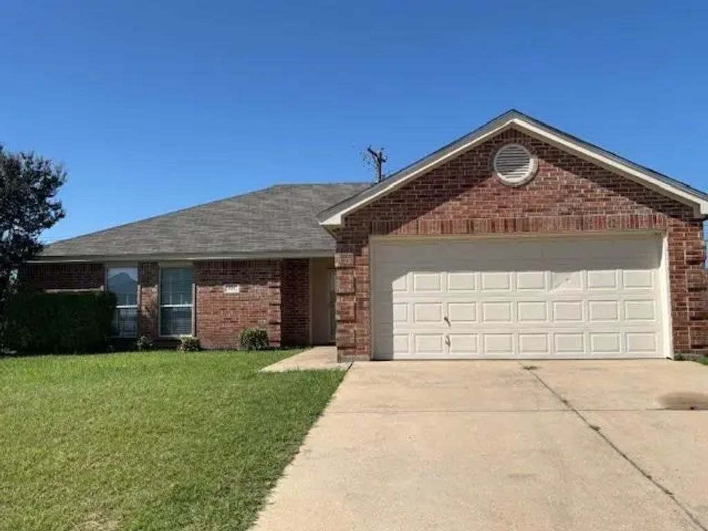 525 Bretts Way, Burleson