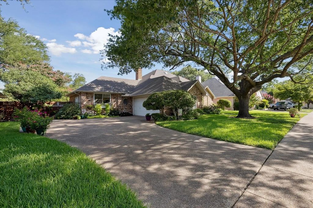 9952 Wandering Way Street, Benbrook