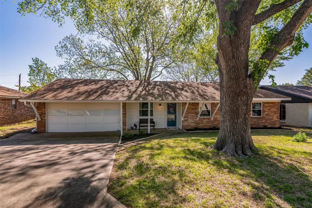 204 Ross Avenue, Denison