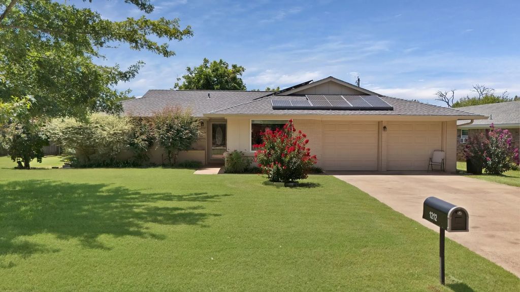 1212 John Reagan Street, Benbrook