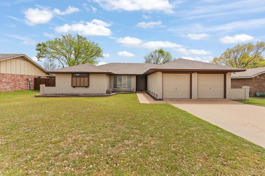 9929 Farmington Drive, Benbrook