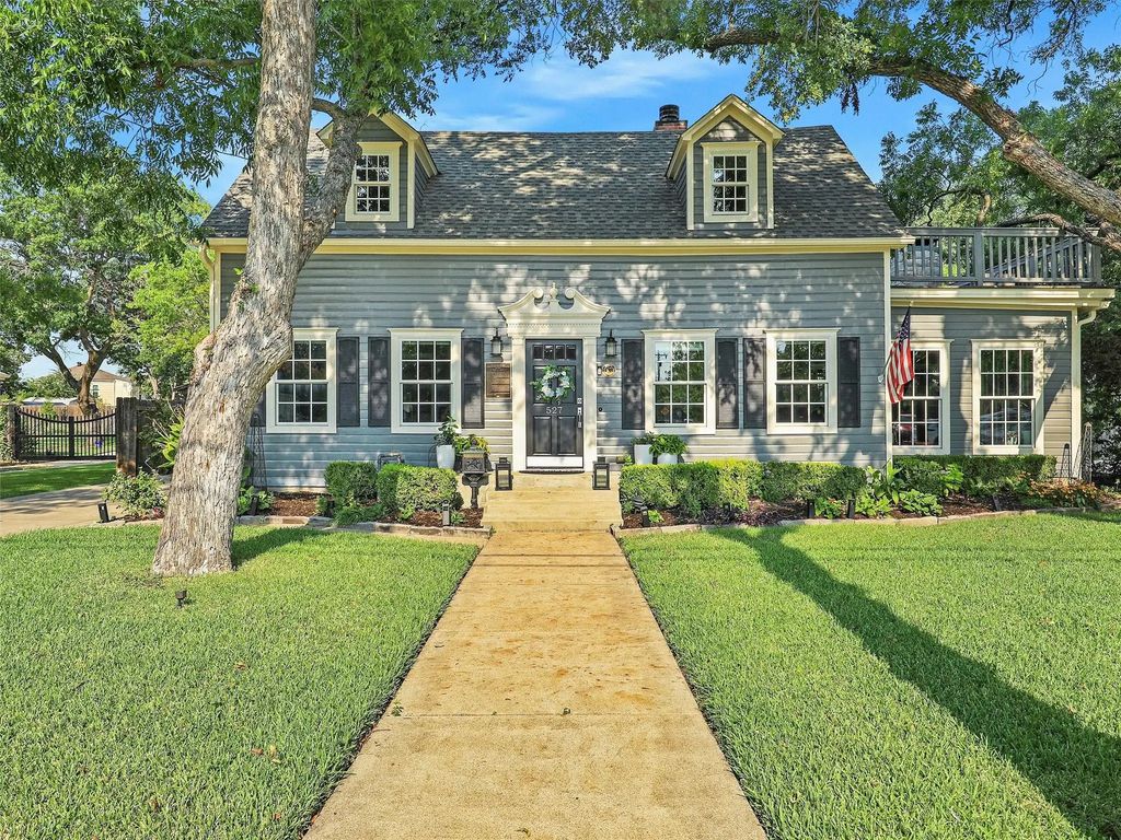 527 S Dooley Street, Grapevine