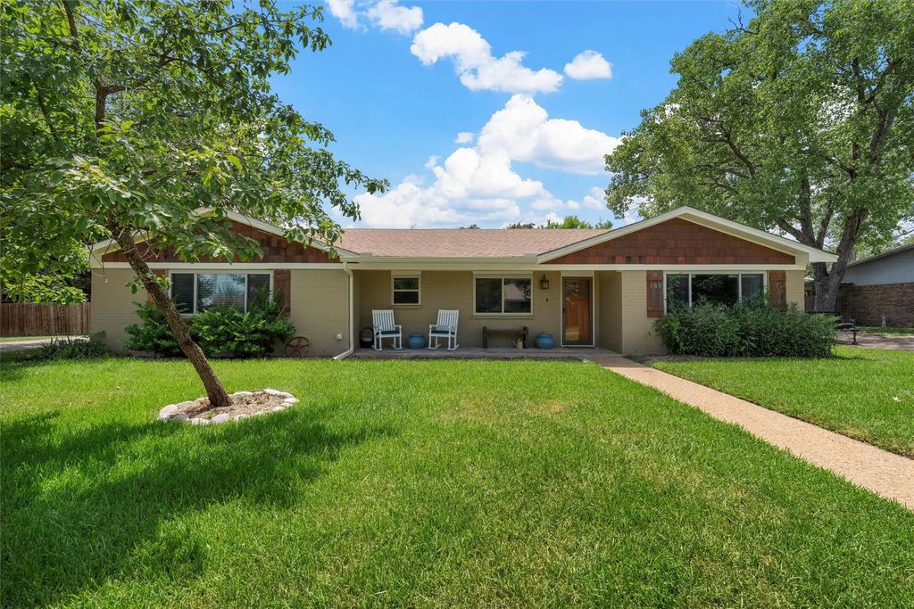 105 Texas Avenue, Hewitt
