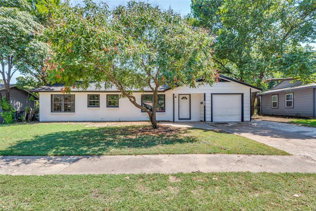 109 Sw Moody Street, Burleson