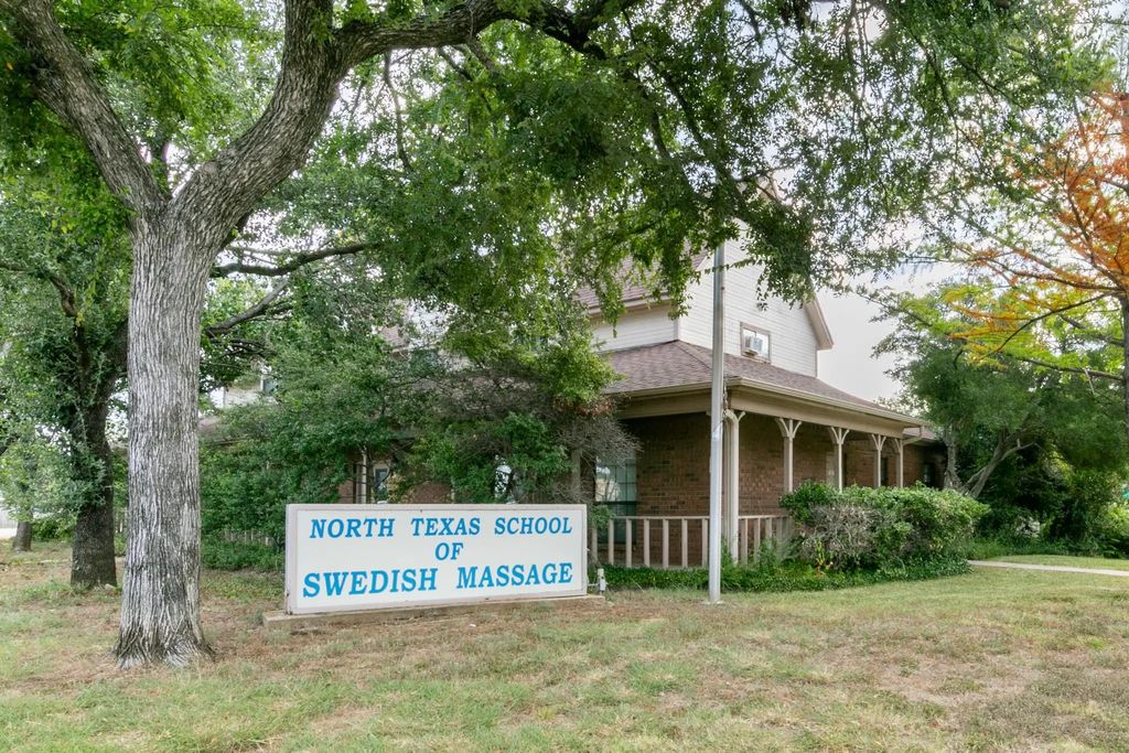 2335 W Green Oaks Boulevard, Arlington