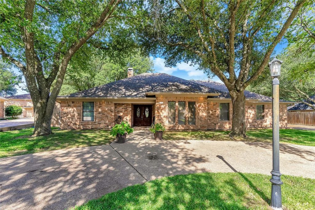 1002 Canyon Court, Cleburne