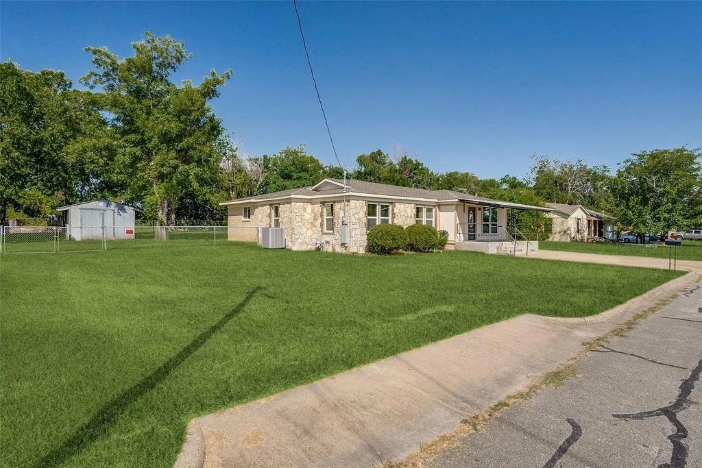 107 N Cherry Lane, Granbury