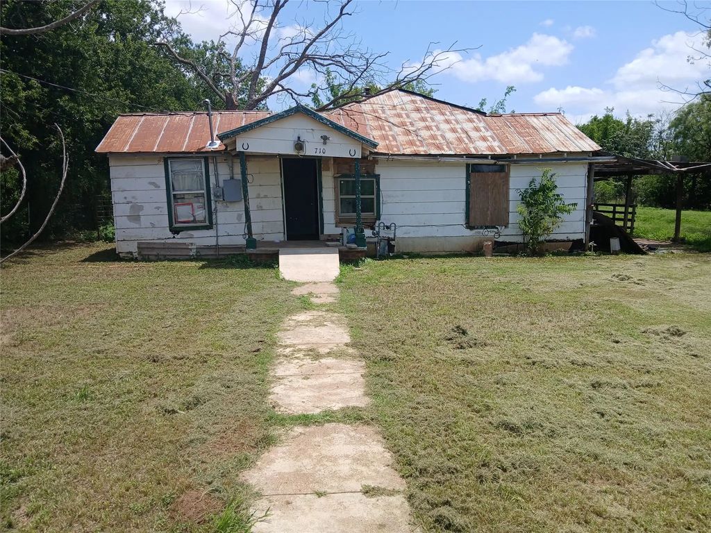 710 E Mesquite Street, Coleman