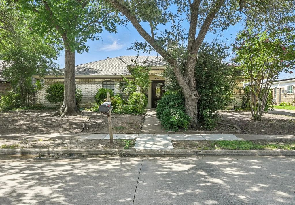 3828 Greenhills Court E, Irving