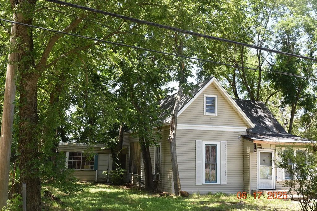 300 S Jefferson Street, Pilot Point