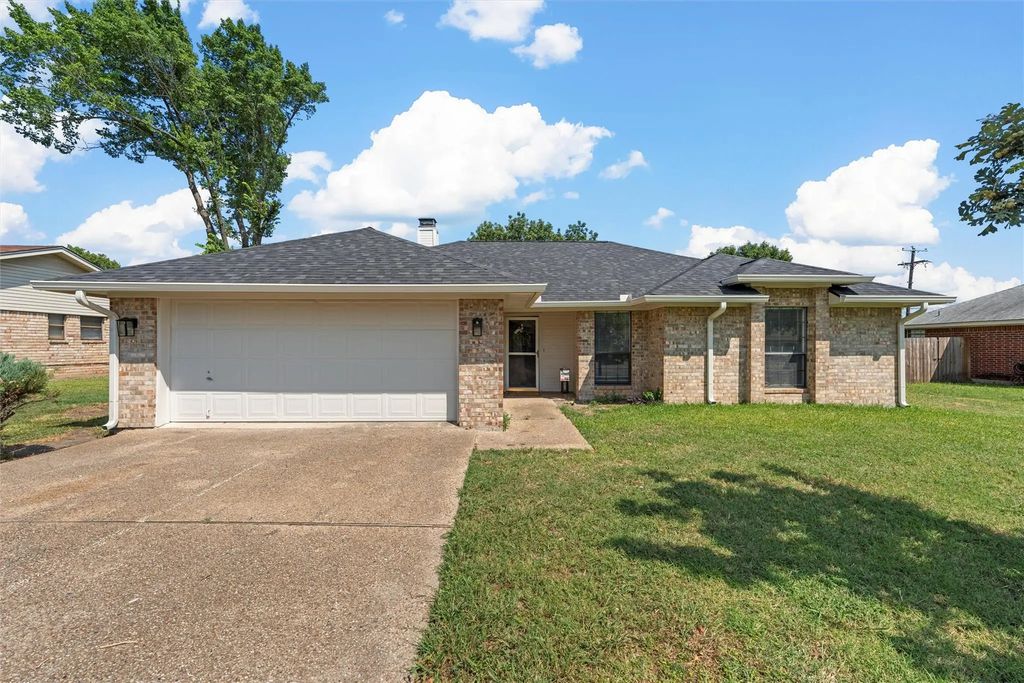 810 Rolling Hills Drive, Hewitt