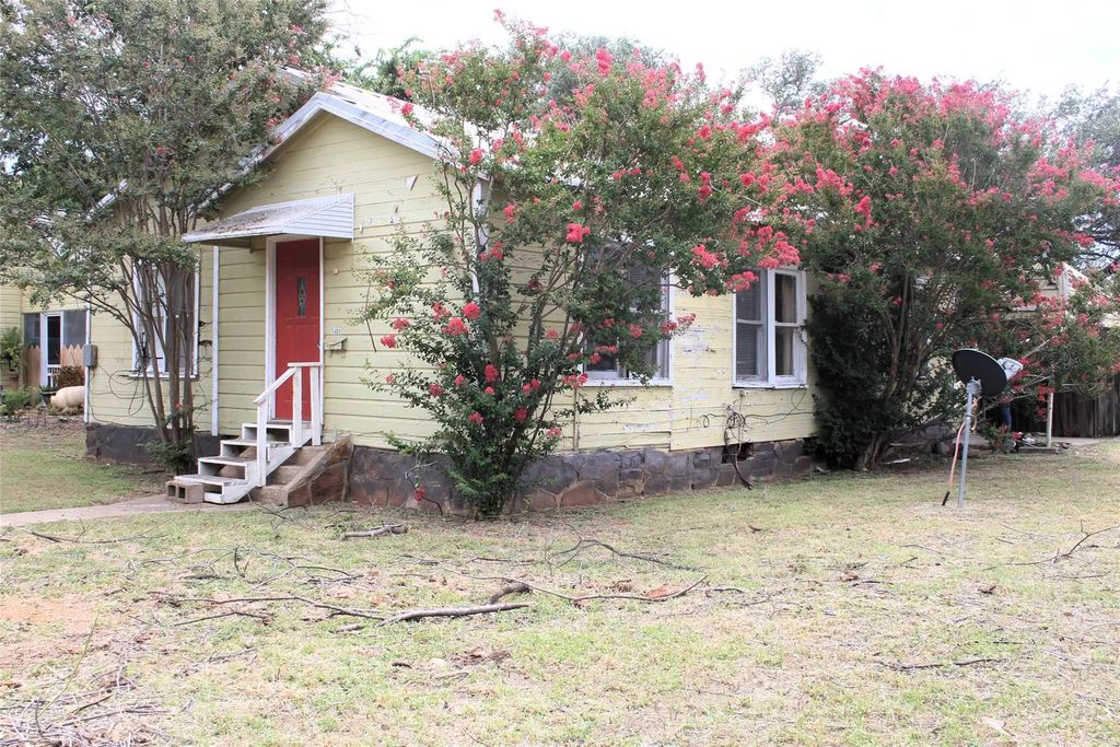 1409 W Dry Street, San Saba