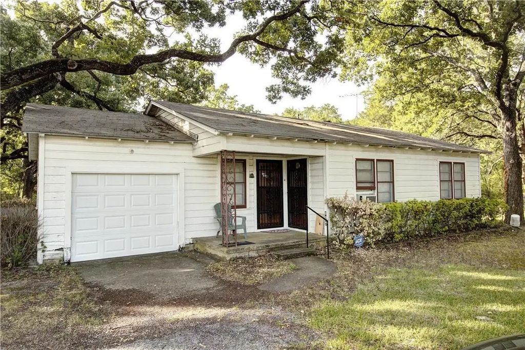 8960 County Road 301, Terrell