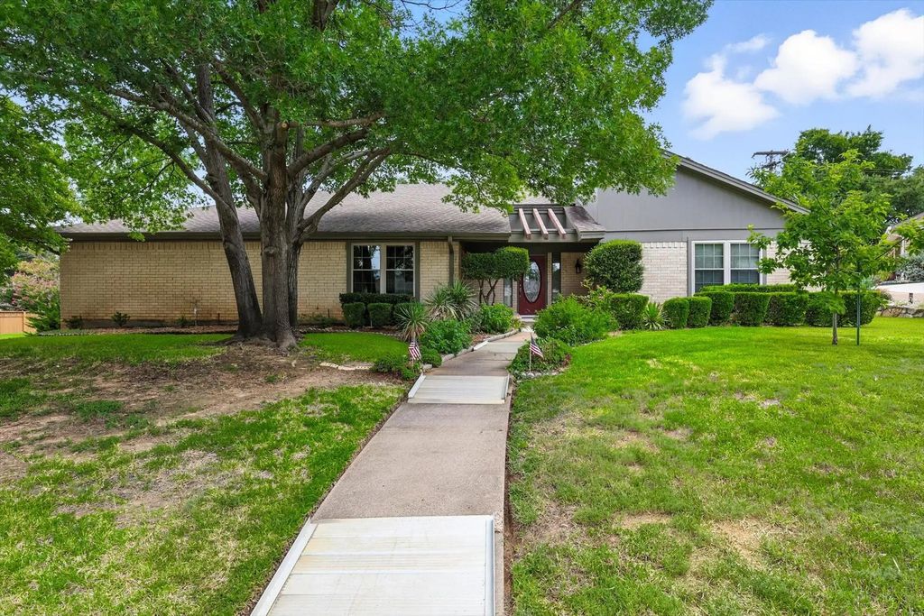 603 Bent Tree Court, Euless