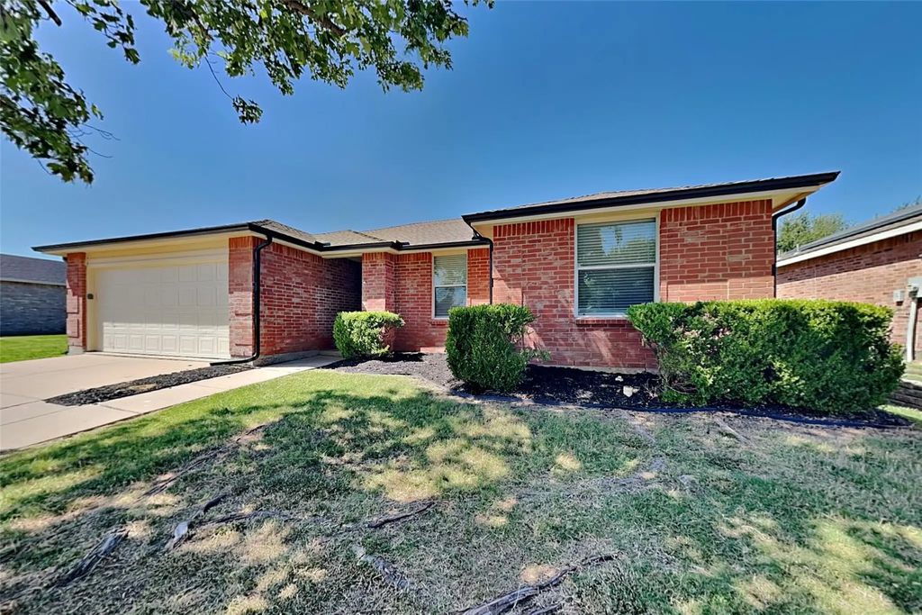 1423 Queen Annes Drive, Burleson