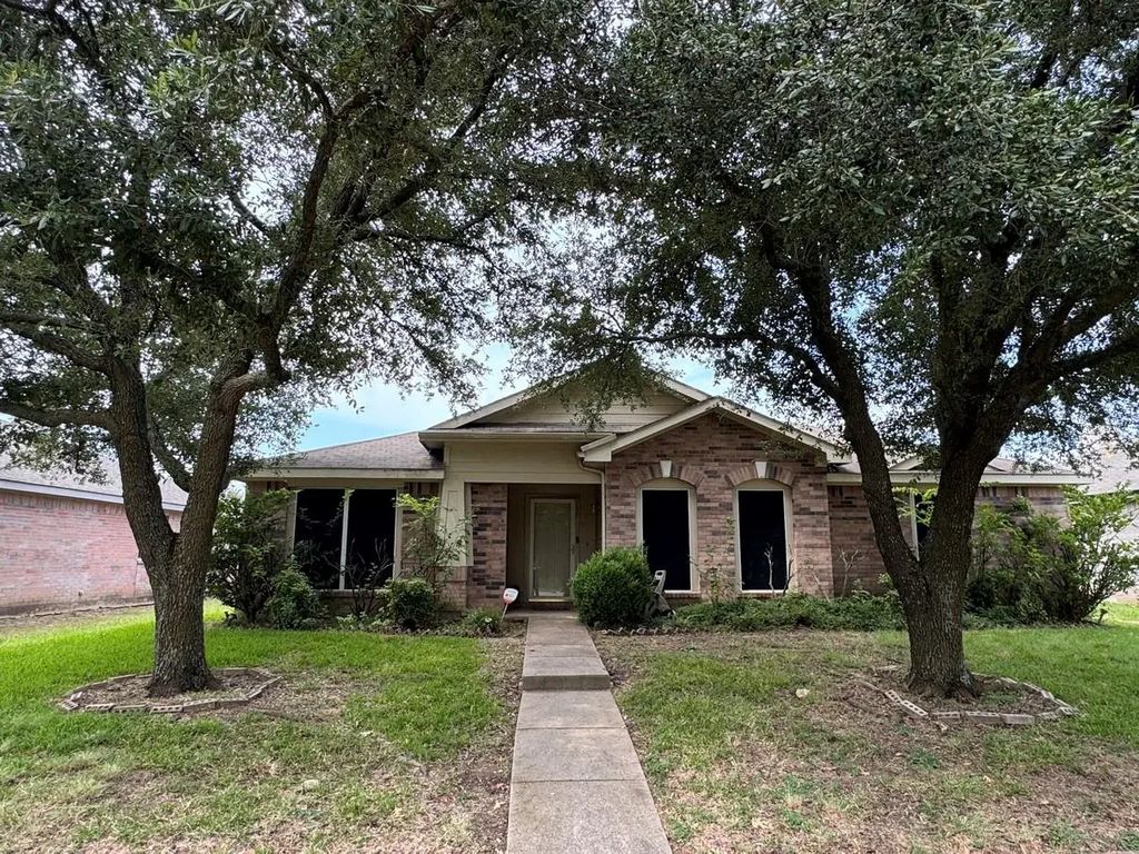 135 Palm Drive, Lancaster