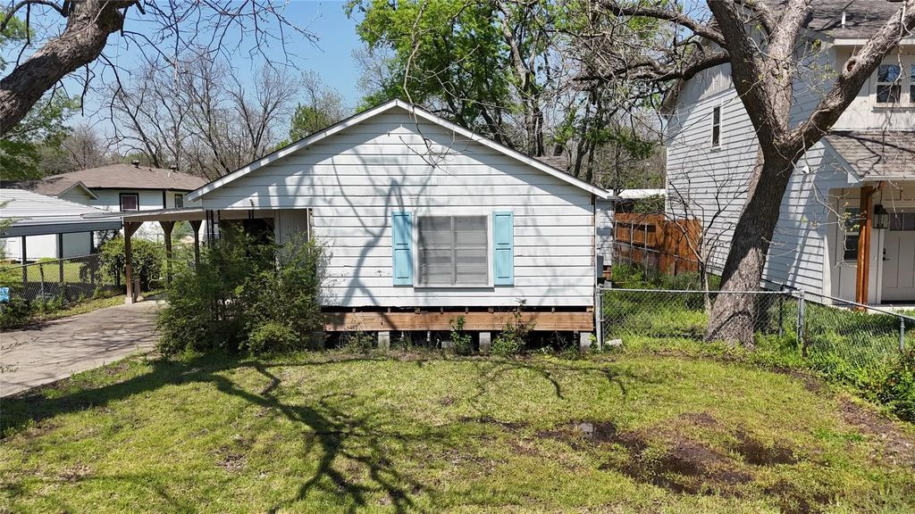 903 E 10th Street, Bonham