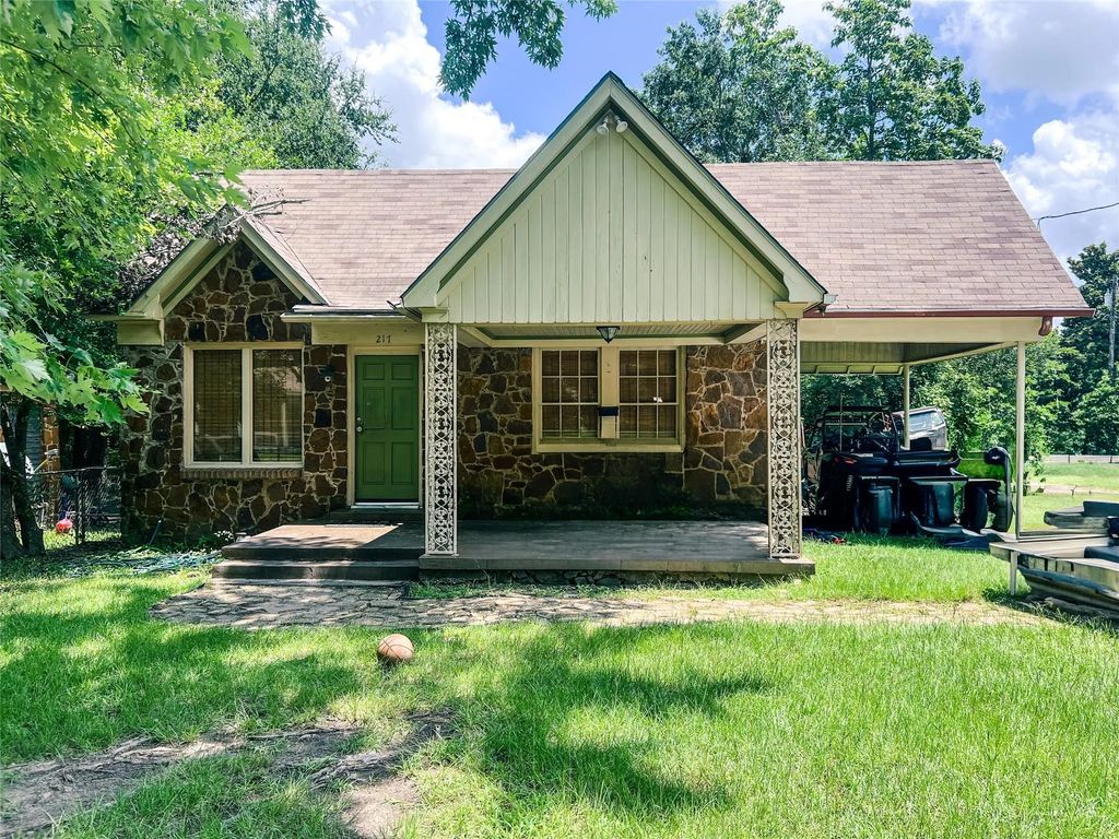 217 Polk St, Gilmer