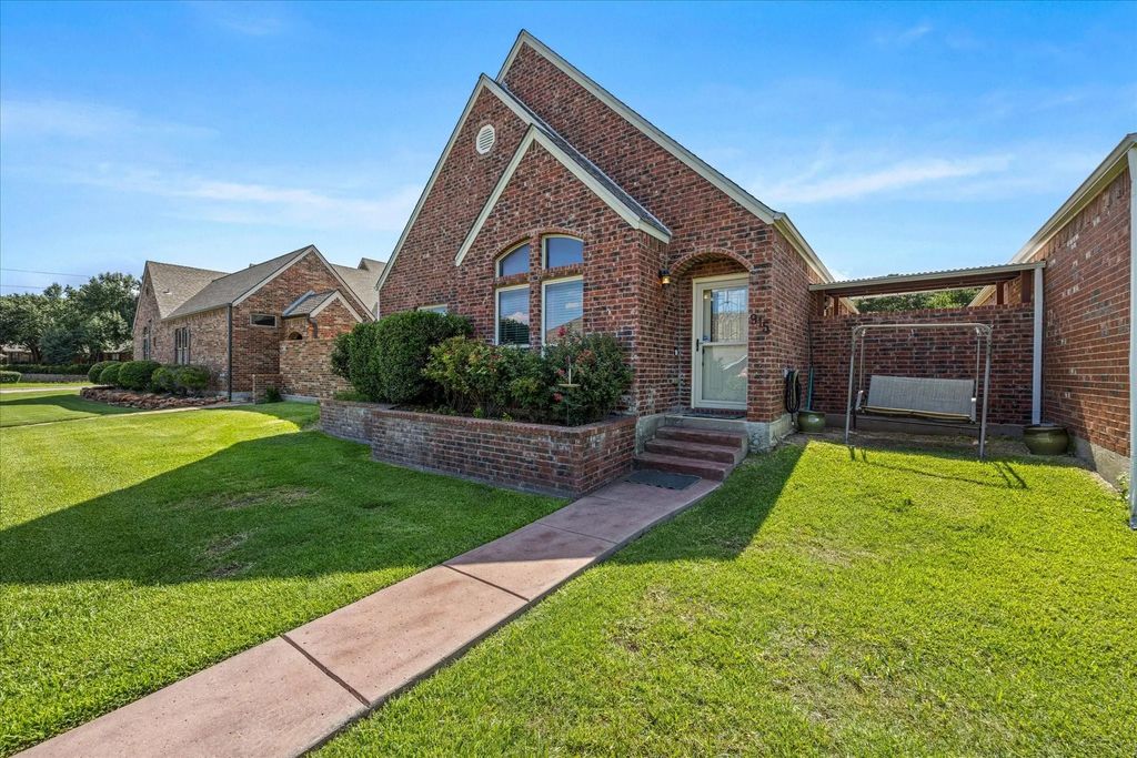 915 Austin Court, Weatherford