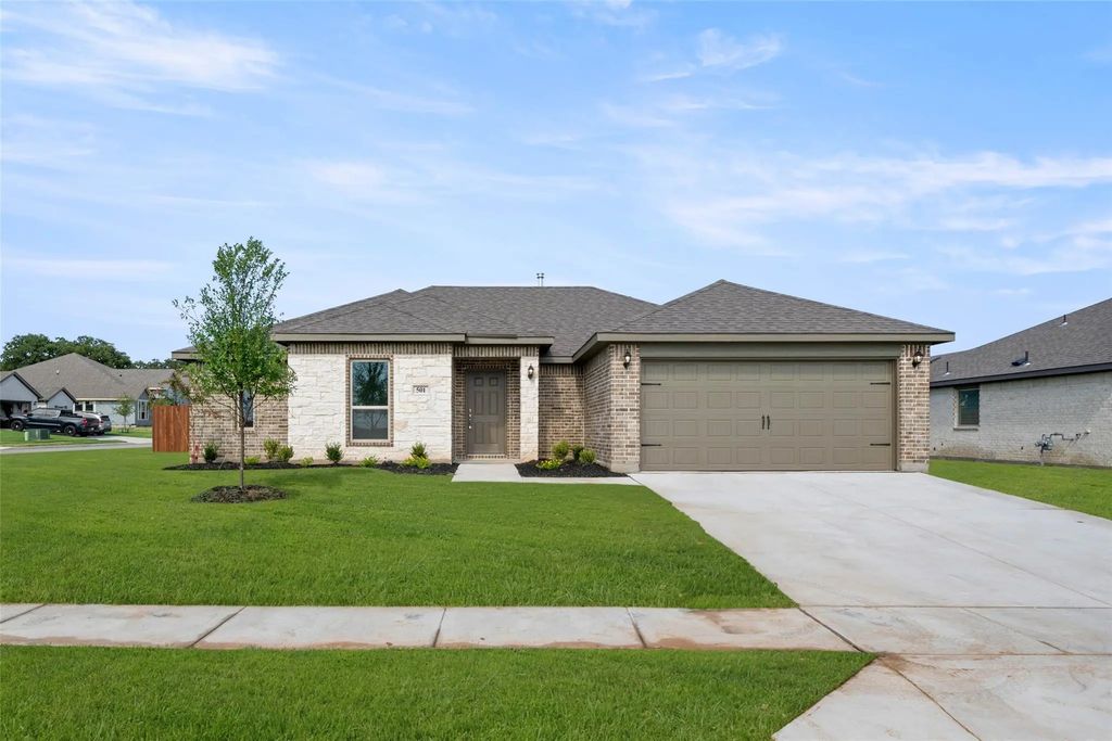 501 Pebble, Azle