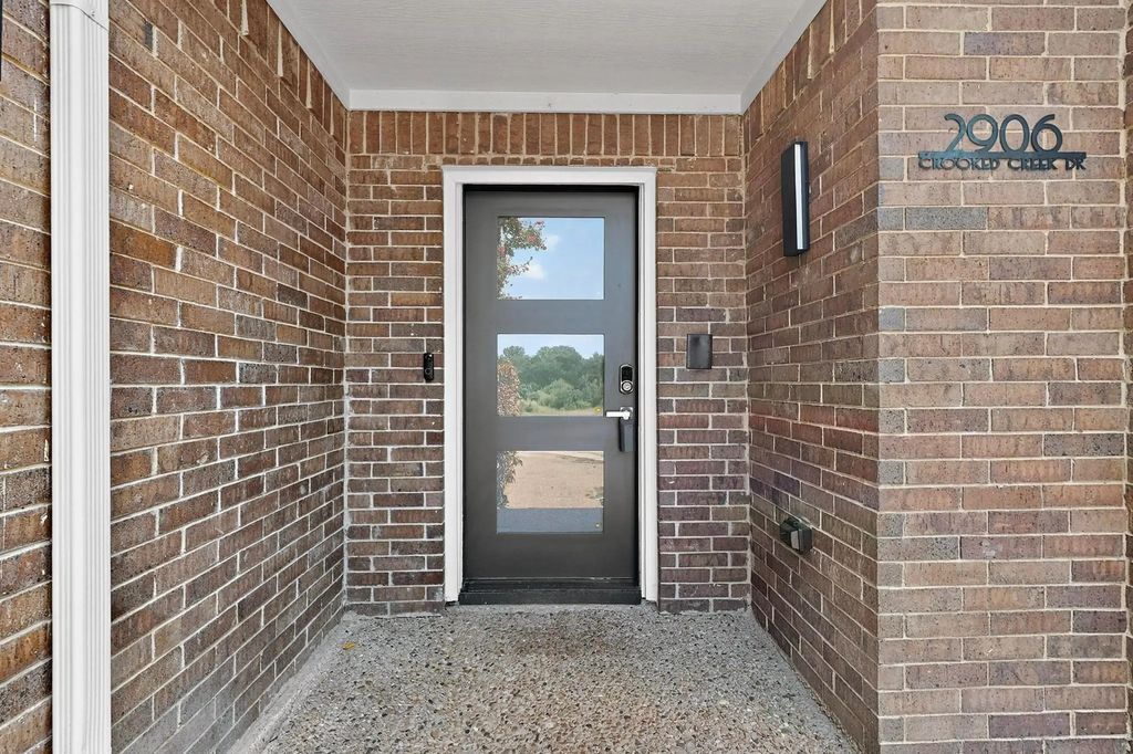 2906 Crooked Creek Drive, Carrollton