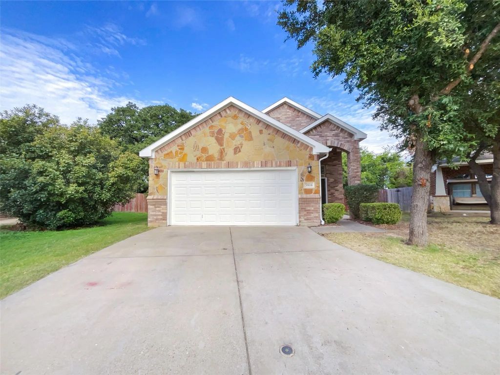 5804 Grenada Court, Fort Worth