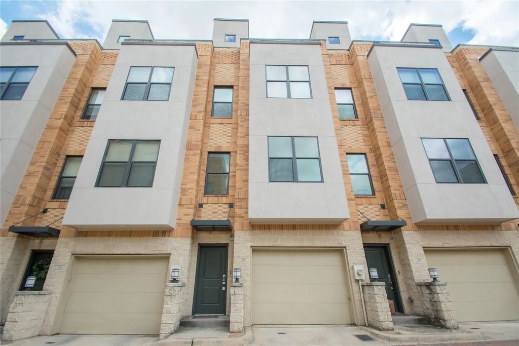 708 Skyline Bluff Court, Fort Worth