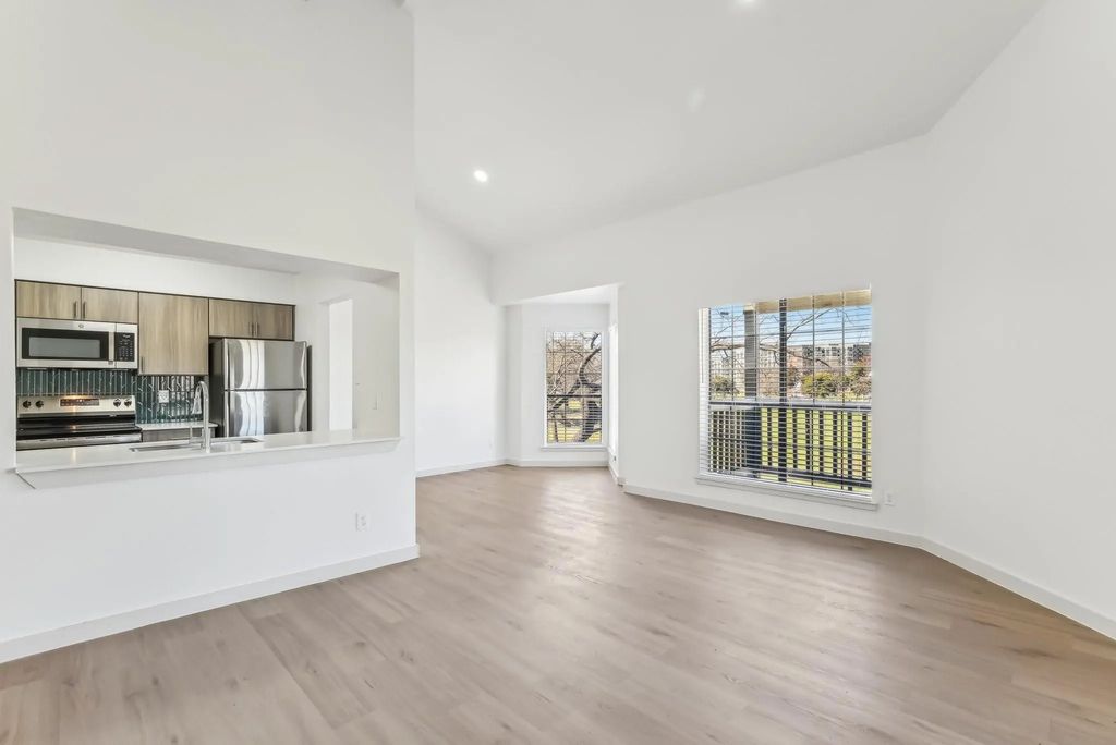 230 E 5th Street 204, Dallas