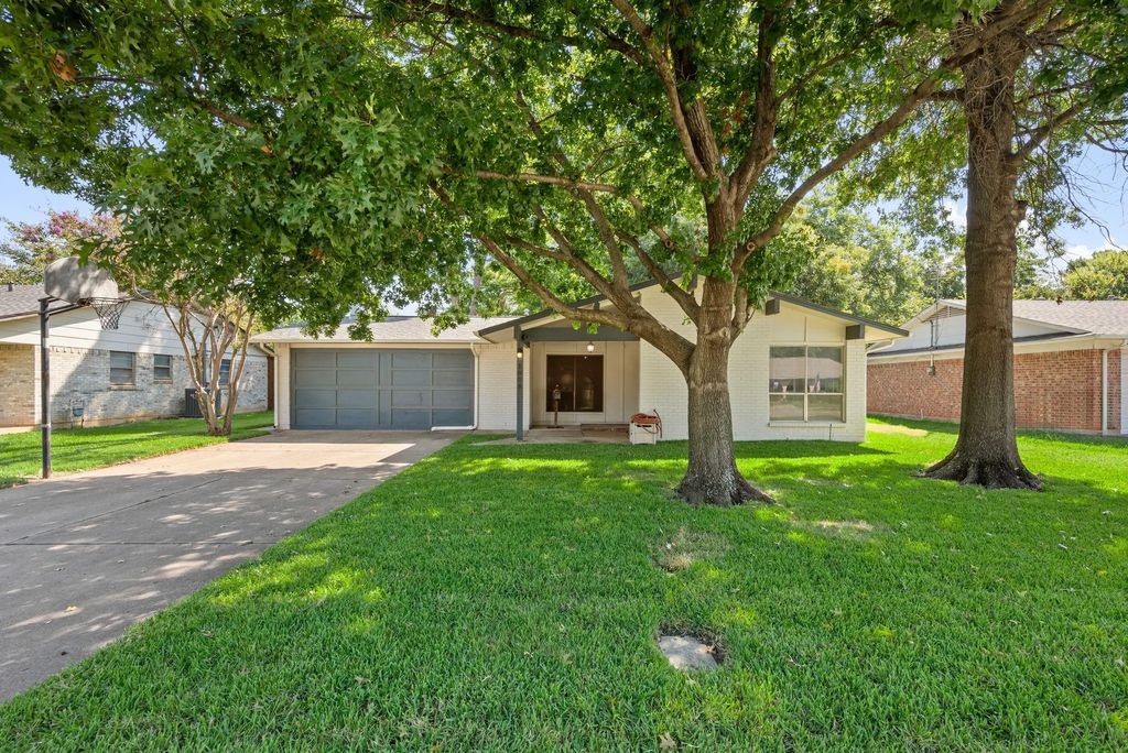1008 Fayette Drive, Euless
