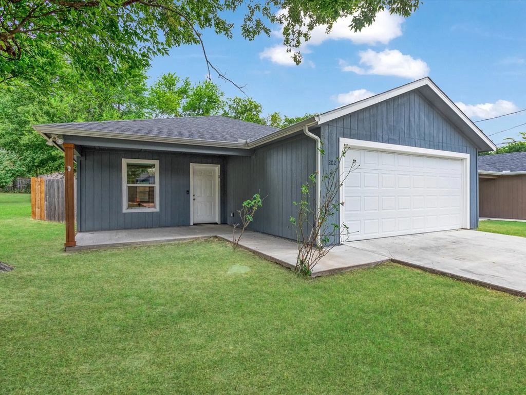 202 W Elm Street, Whitewright