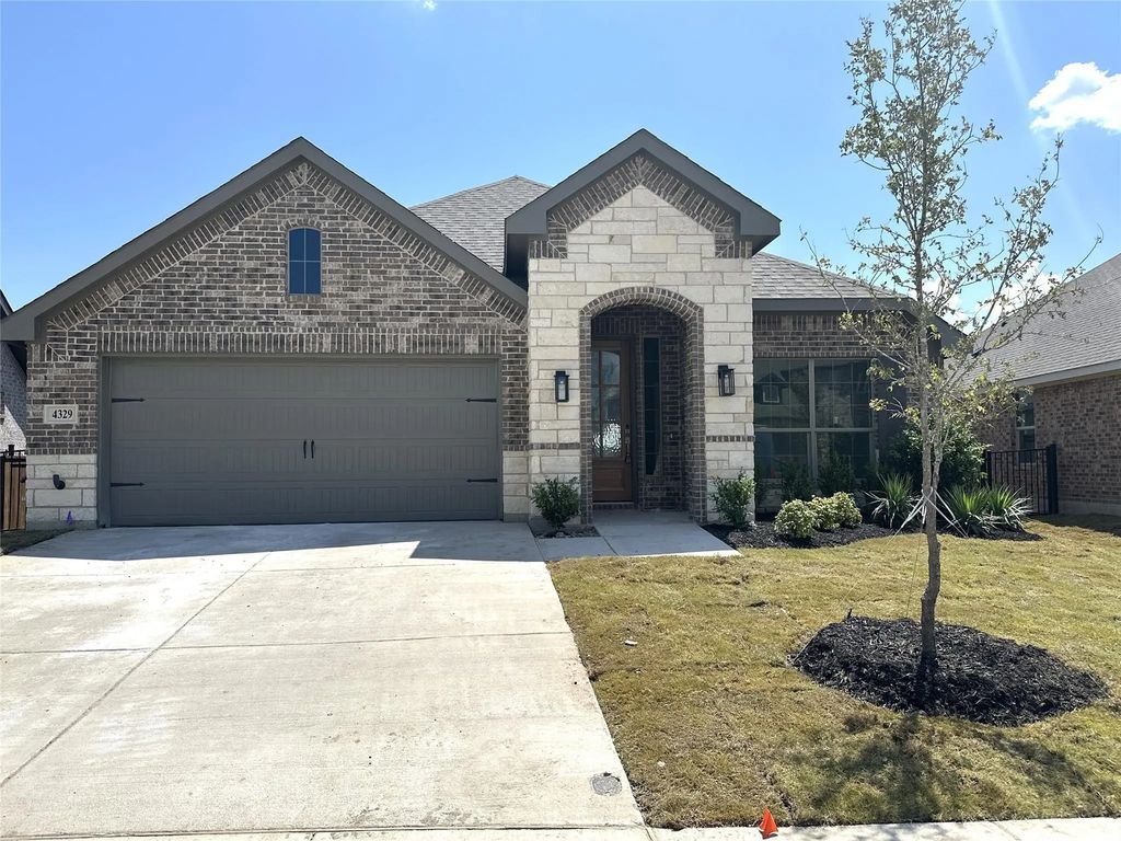 1008 Pineview Lane, Crowley