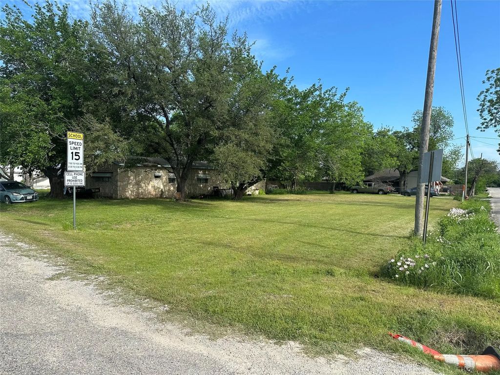 100 & 102 S Oak Lane, Tolar