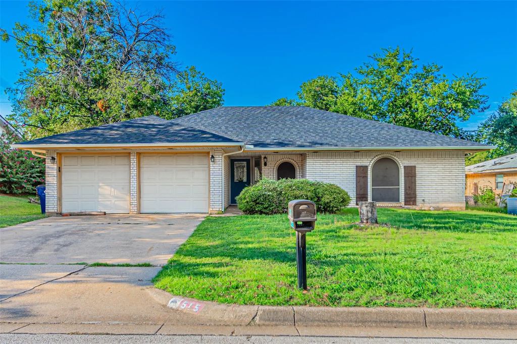 515 Lynnewood Avenue, Burleson