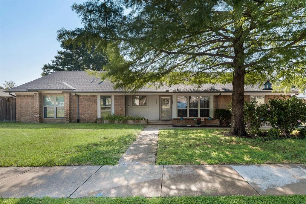816 Little Creek Drive, Euless