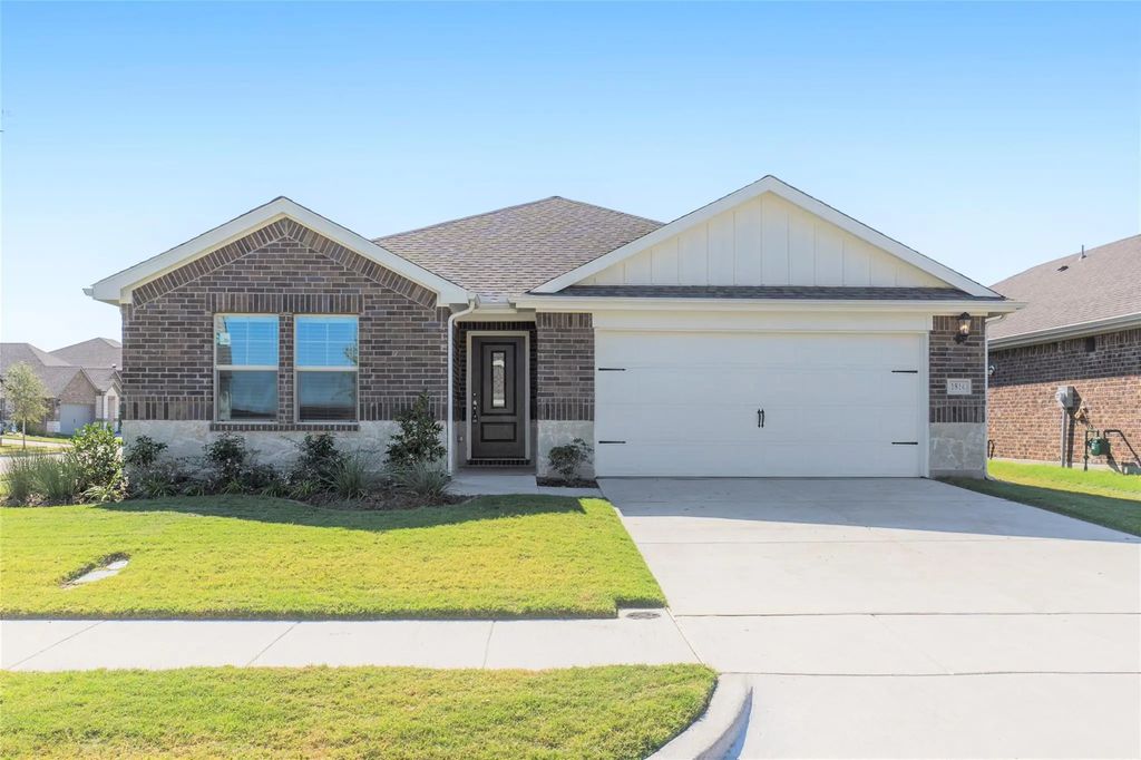 1816 Gold Mine Trail, Aubrey