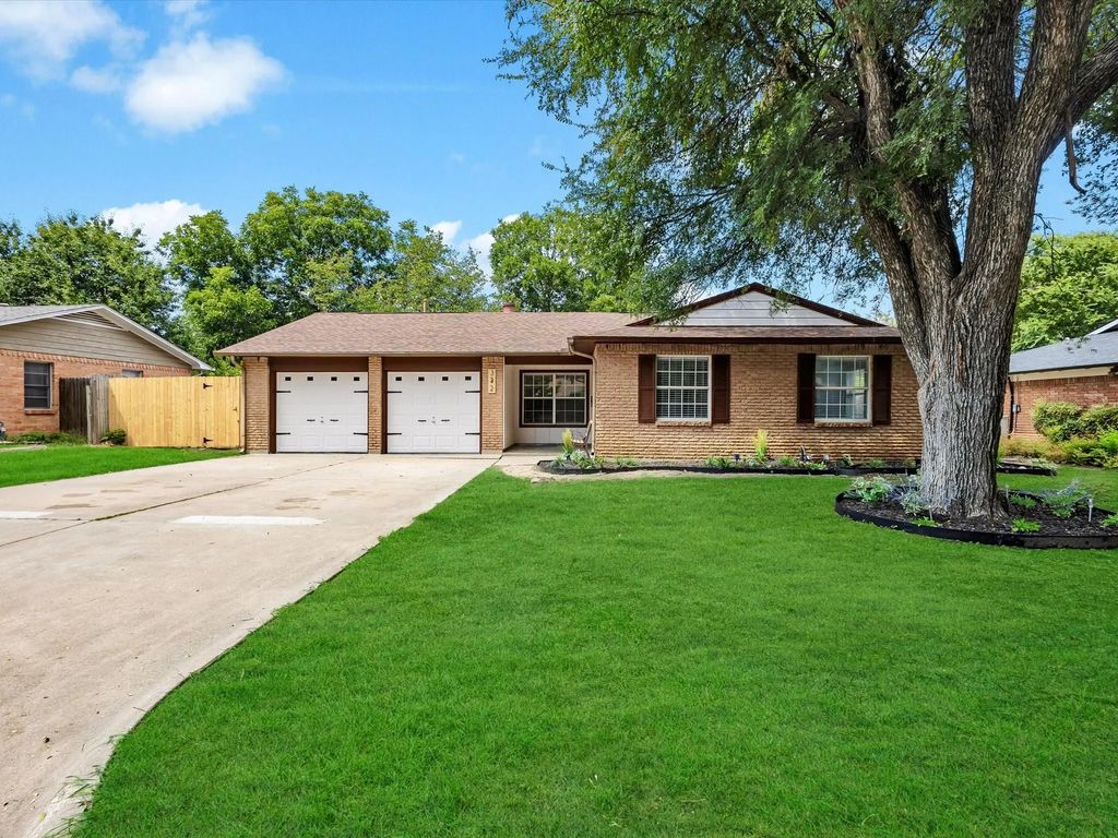332 Sw Dian Street, Burleson