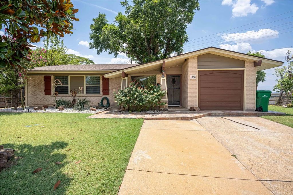 1800 Burning Tree Lane, Carrollton