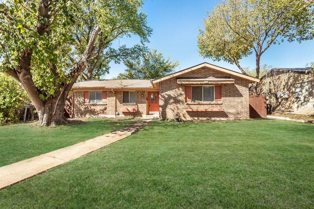 2121 Travis Drive, Carrollton