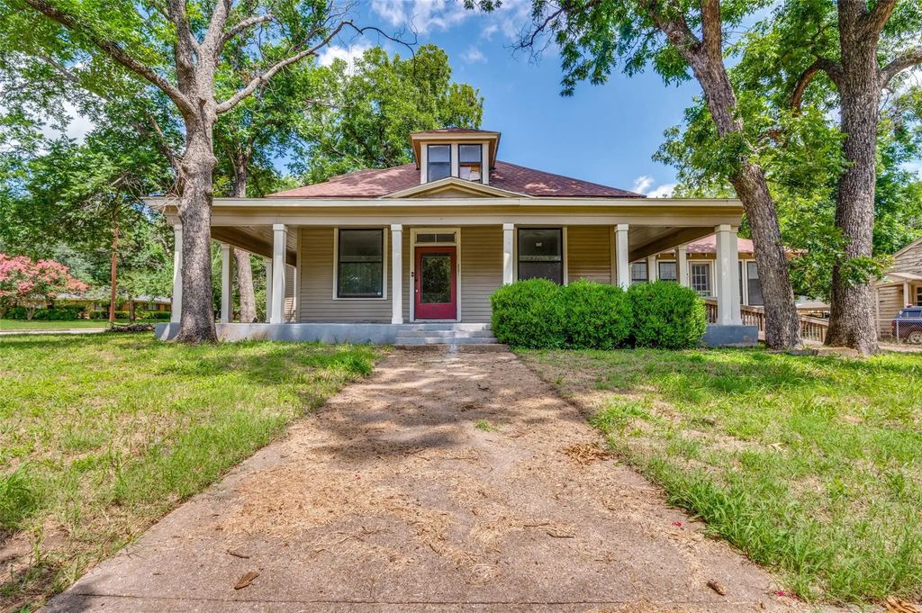 408 W Decatur Street, Ennis