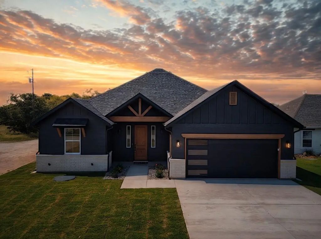 2412 Creek Drive, Granbury