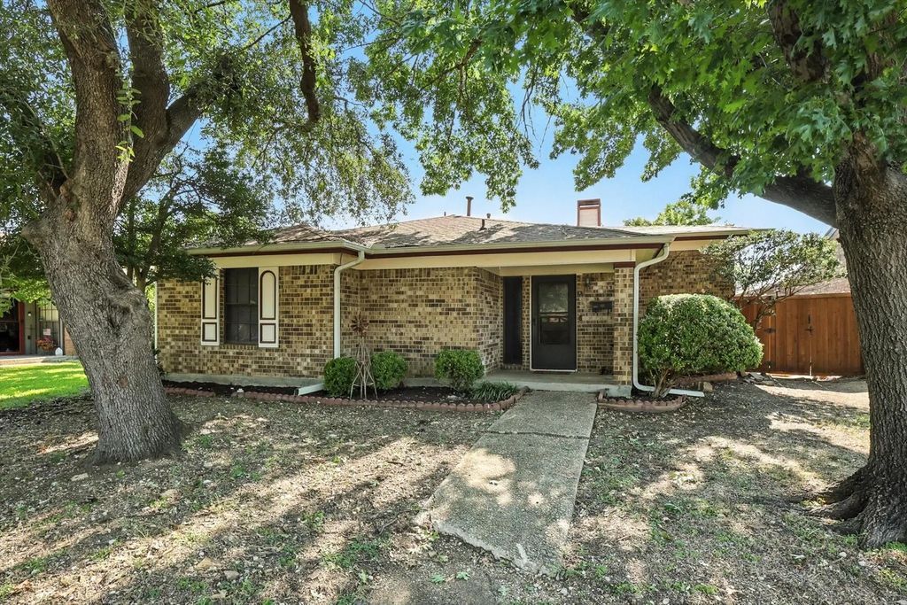 2202 Daniel Way, Carrollton