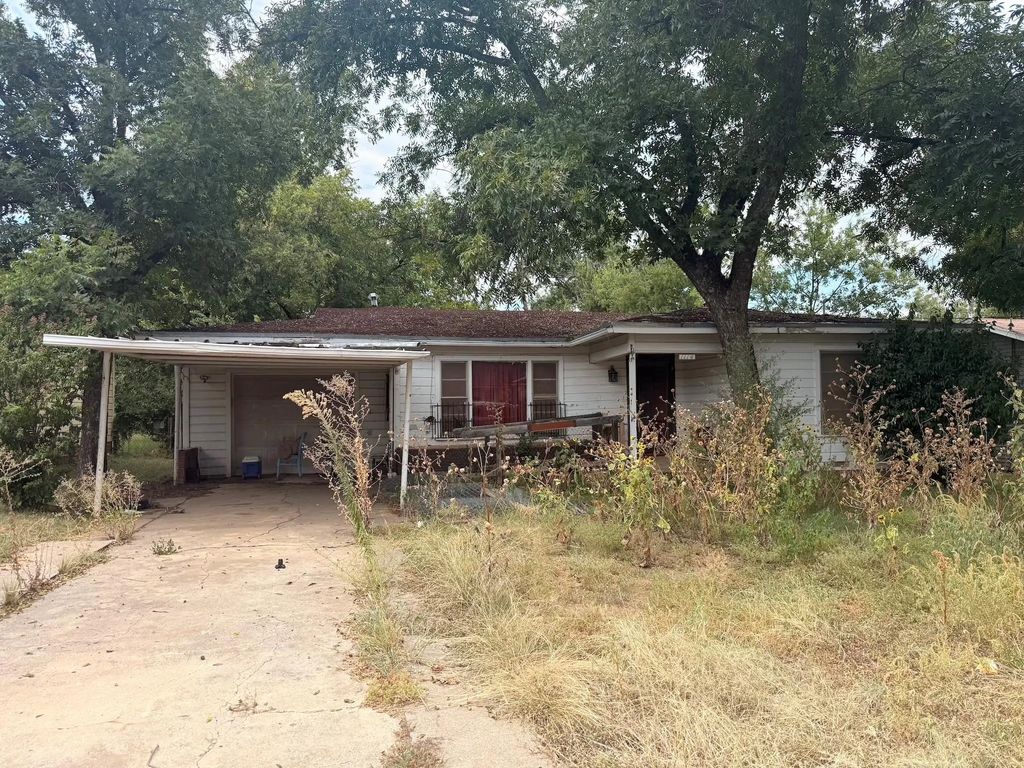 1114 W Mesquite, Coleman